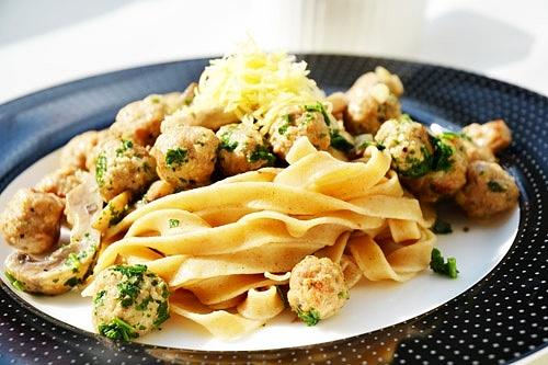 Makaron razowy z sosem pieczarkowym i klopsikami