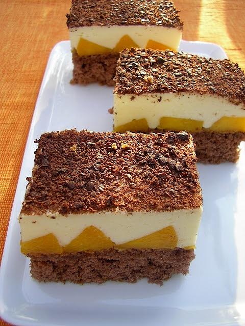 Brzoskwiniowe niebo ciasto z biszkoptem, brzoskwiniami i czekoladą