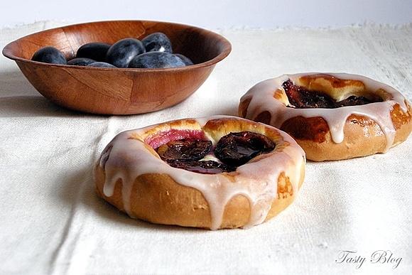Drożdżówki ze śliwkami i lukrem