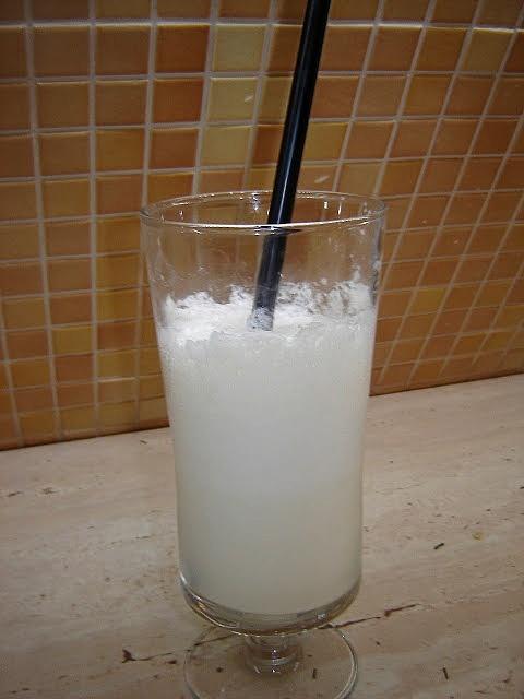 Ramos Gin Fizz przepis na klasyczny koktajl z pianą jajka