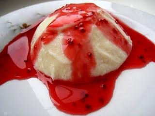 Panna cotta z sosem truskawkowym