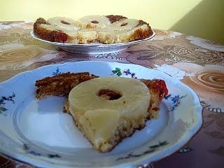 Odwrócony placek ananasowy z kandyzowaną truskawką