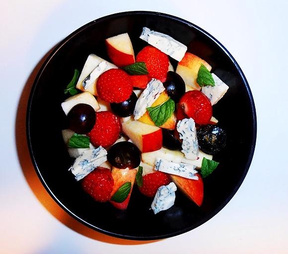 Sałatka owocowa z serem Gorgonzola