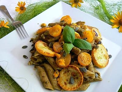 Penne z pesto, grillowaną cukinią, serem lazur i pestkami dyni