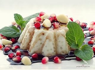 Panna cotta z sago z granatem i orzechami