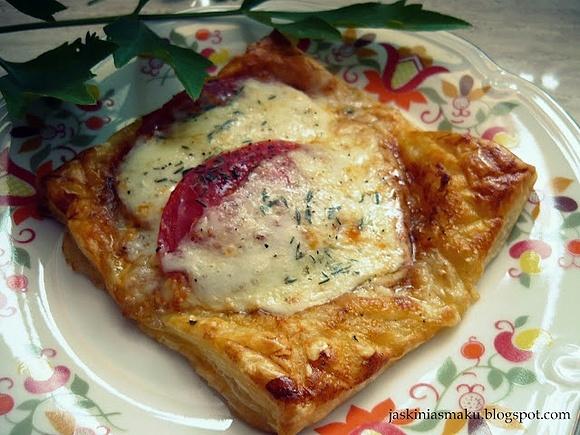 Szybkie mini tarty z pomidorami i mozzarellą