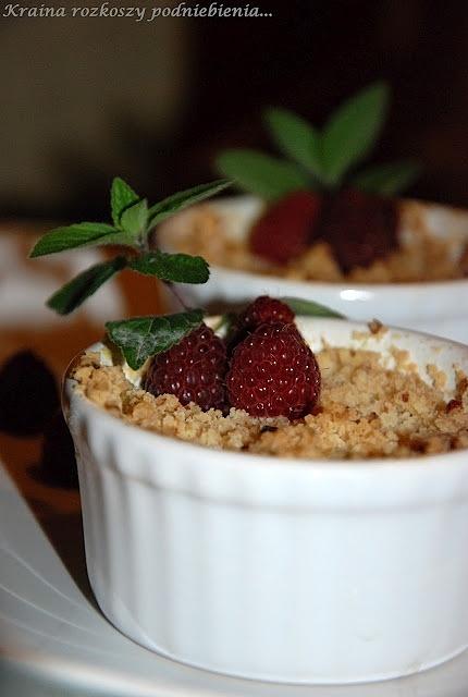 Różane crumble z malinami i bananem na sezon malinowy