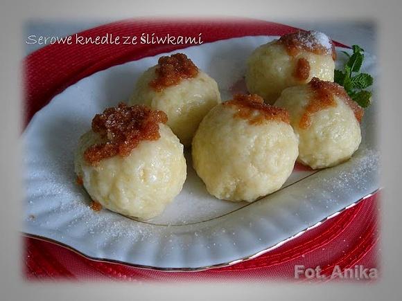 Serowe knedle ze śliwkami