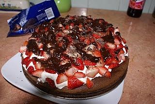 Ciasto czekoladowe z pomarańczą i owocami