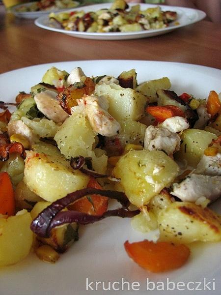Pieczony kurczak z ziemniakami, cytryną i warzywami
