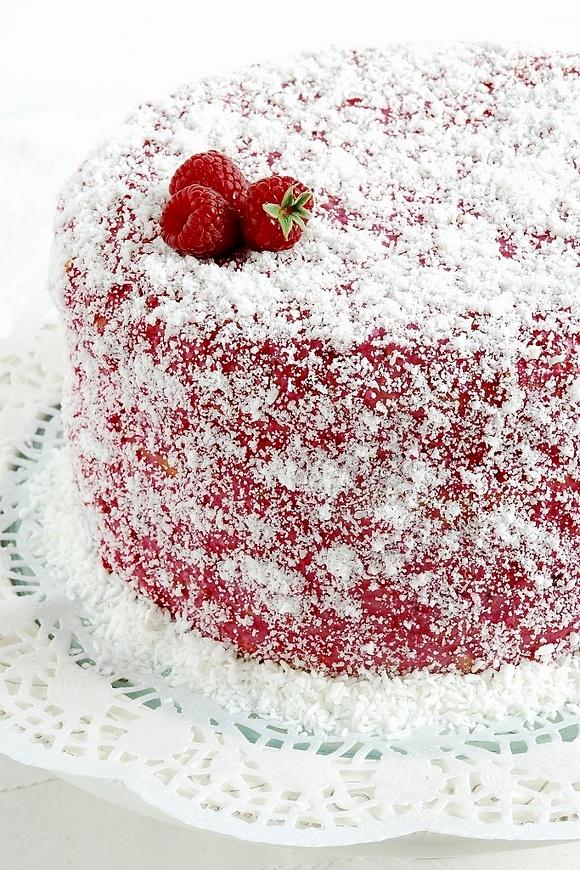Tort z kremem ryżowo-kokosowym i malinami