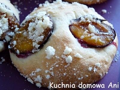 Drożdżowe babeczki ze śliwkami i kruszonką