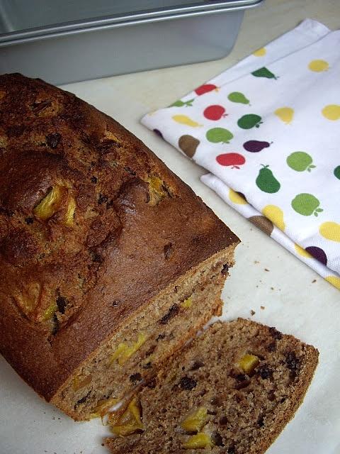 Chlebek bananowy z czekoladą i nektarynką