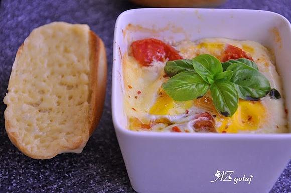 Zapiekane jajka z pomidorami i mozzarellą