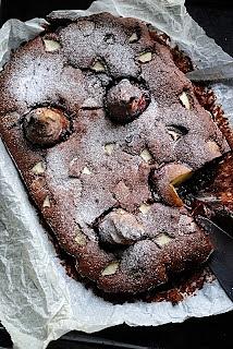 Brownie z gruszkami i dżemem z czarnej porzeczki