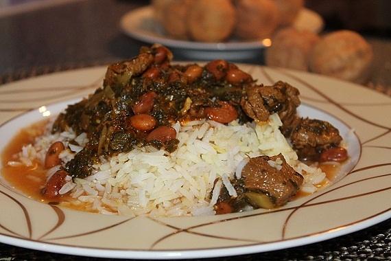 Perski gulasz Ghormeh Sabzi z jagnieciny i suszonymi limonkami
