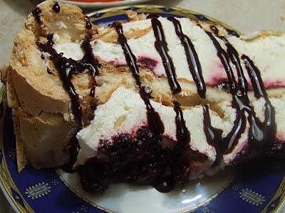 Pavlova lub mrożony tort bezowy