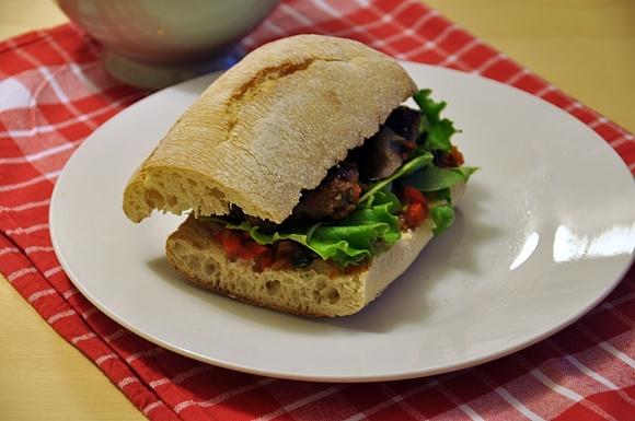 Włoskie burgery z pikantnym pomidorowo-paprykowym relishem