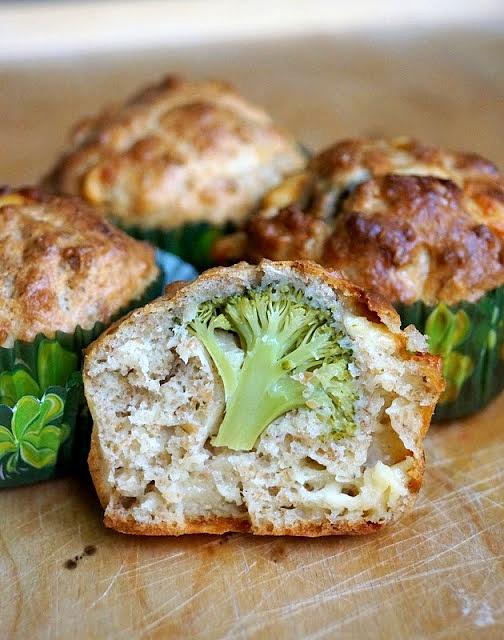 Muffinki z brokułem i cheddarem