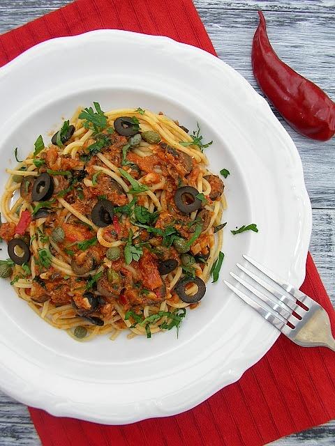 Spaghetti alla puttanesca - klasyczny włoski makaron z oliwkami i kaparami