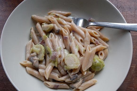 Penne z brukselką i mlekiem kokosowym
