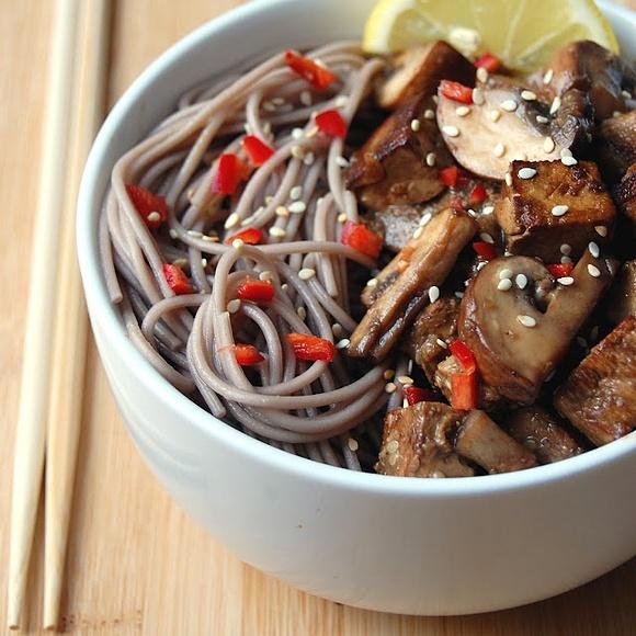 Soba z tofu, pieczarkami i pastą sezamową
