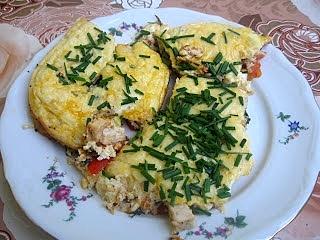 Frittata z piersią kurczaka, papryką czerwoną i szczypiorkiem