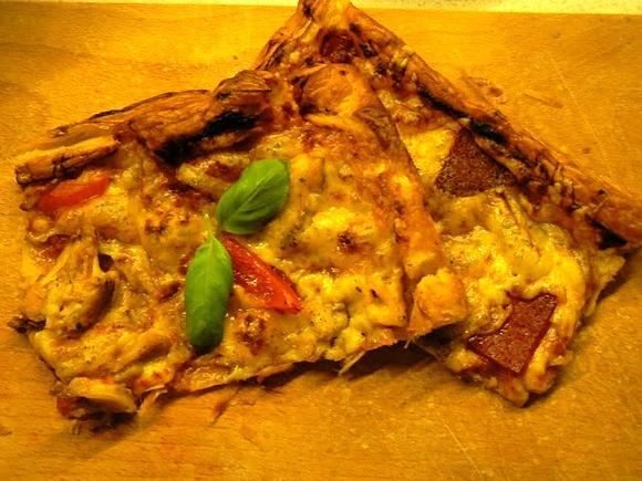 Pizza na cieście francuskim z kurczakiem