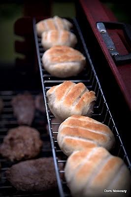 Mięsiwa mazurskie i bułeczki na grillu pieczone