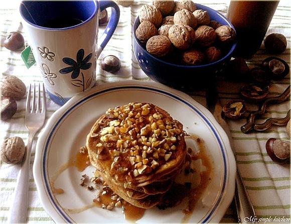 Orzechowe pancakes z gruszkami na śniadanie