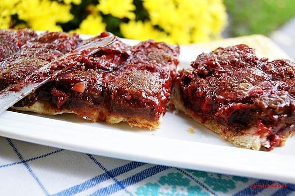 Odwrócona tarta ze śliwkami