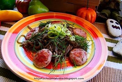 Makaron soba z porem i białą kiełbasą