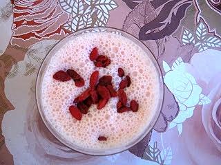 Koktajl z ananasa, banana i owoców goji
