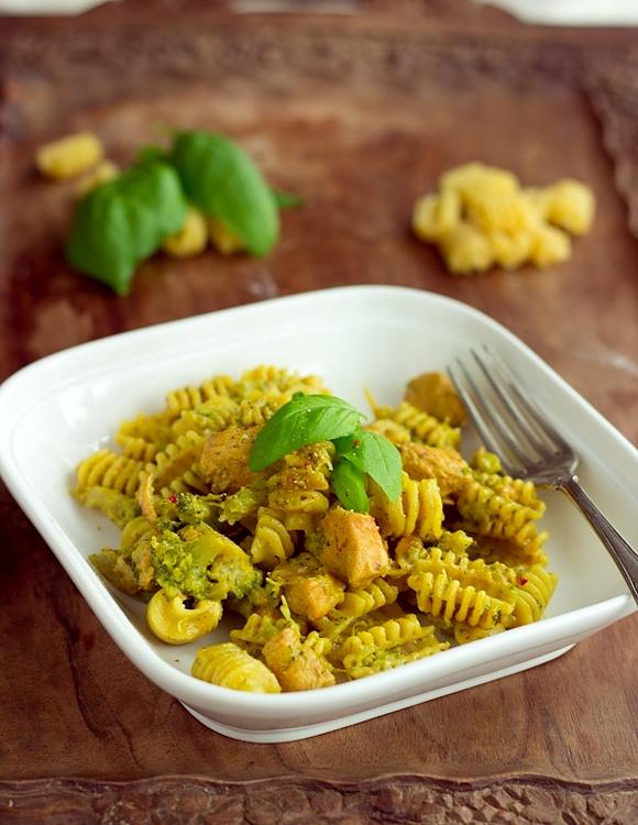 Makaron z kurczakiem i brokułami w sosie curry