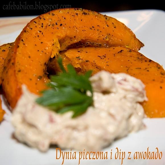 Pieczona dynia z dipem z awokado