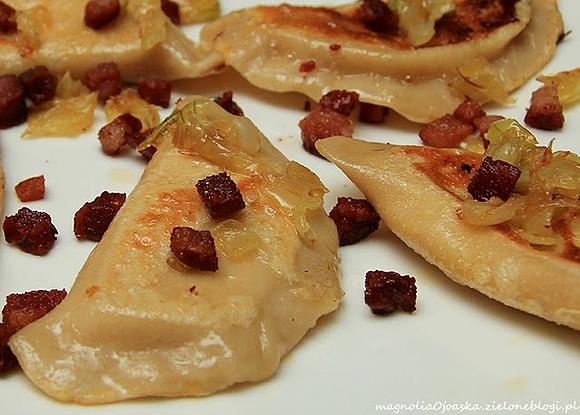 Smażone pierożki z bekonem