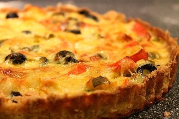 Tarta z paluszkami krabowymi i czarnymi oliwkami z curry