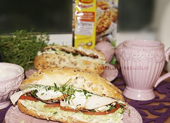 Sandwich z kurczakiem i warzywami na papirusie