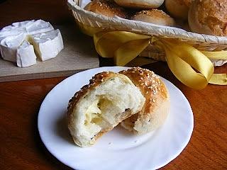 Bułki z serem camembert i szczypiorkiem