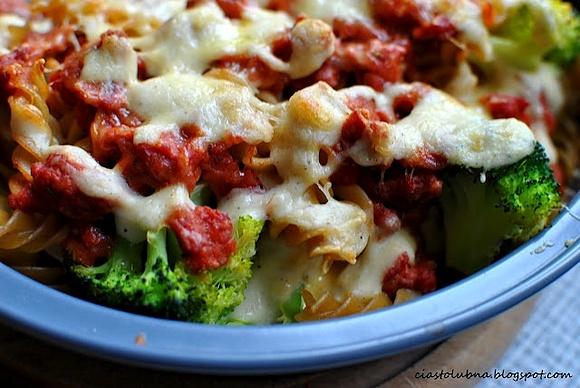 Fusilli zapiekane pod beszamelem i bolognese z brokułami