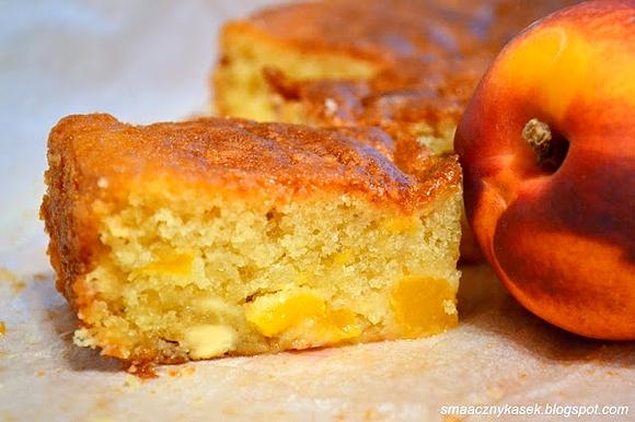 Brzoskwiniowe ciasto na jogurcie z białą czekoladą