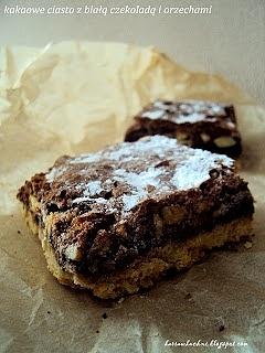 Kakaowe ciasto z białą czekoladą i orzechami przypominające brownie