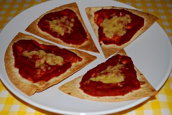 Tostadas z pomidorami i fasolą
