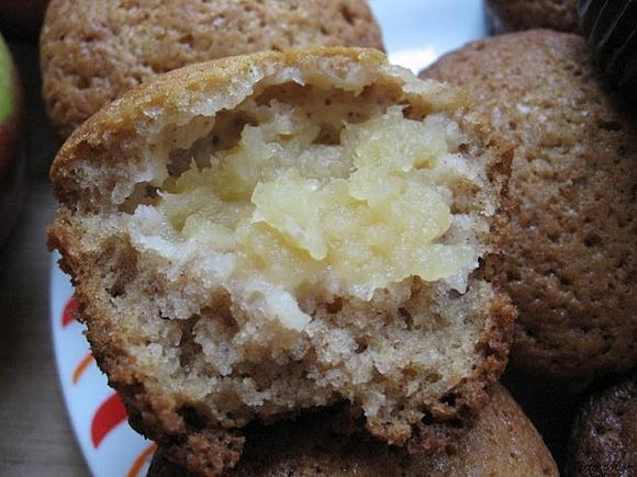 Cynamonowe muffinki z musem jabłkowym