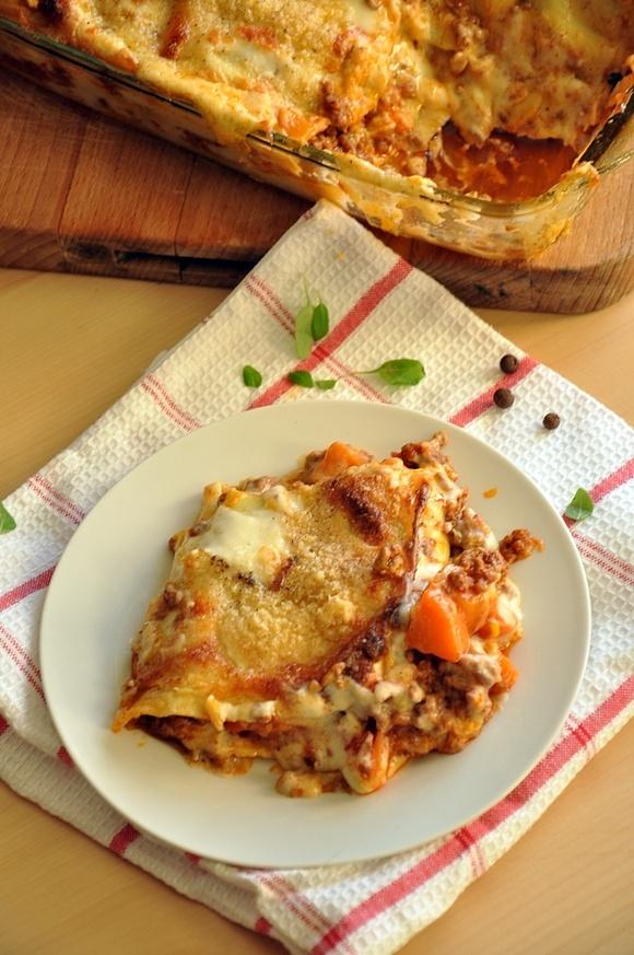 Lasagne z mięsem mielonym i serem, klasyczna włoska potrawa