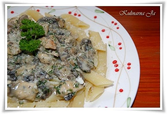 Kurczak w sosie śmietanowo-pieczarkowym z makaronem penne