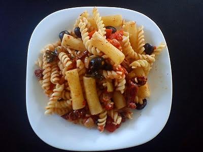 Pasta z suszonymi pomidorami i czosnkiem