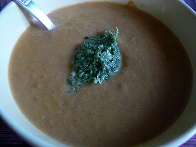 Zupa krem z marchwi i soczewicy z pietruszkowym pesto
