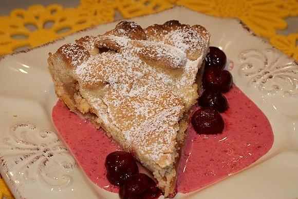 Tarta z jabłkami na sosie wiśniowym