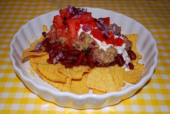 Nachos z fasolą i awokado